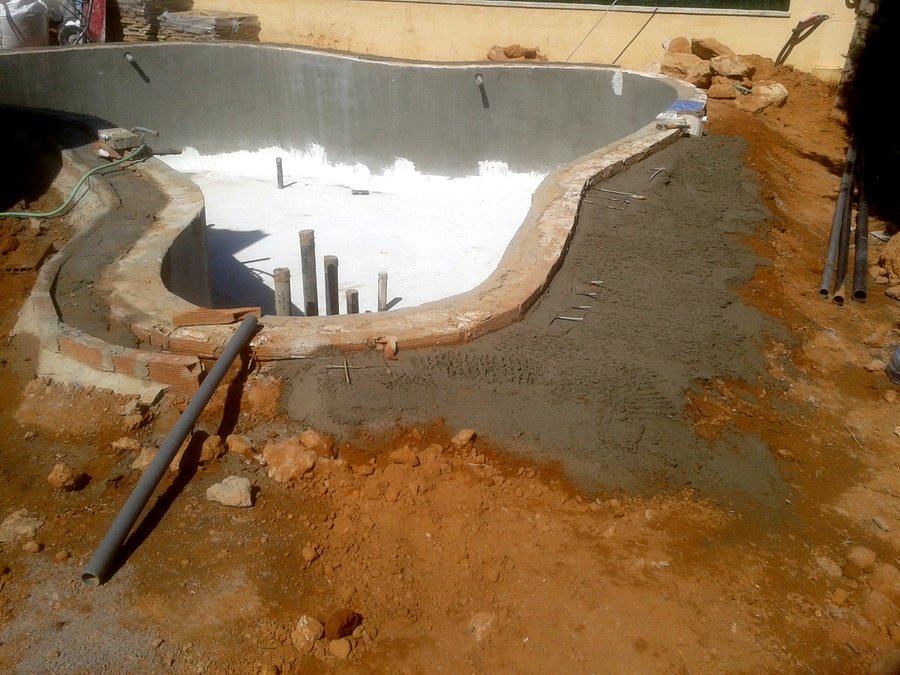 Obra perimetral vaso piscina 
