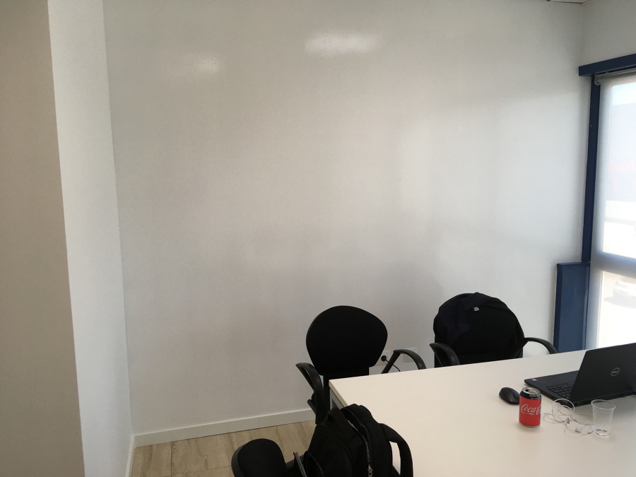Oficina dos y pared de pizarra