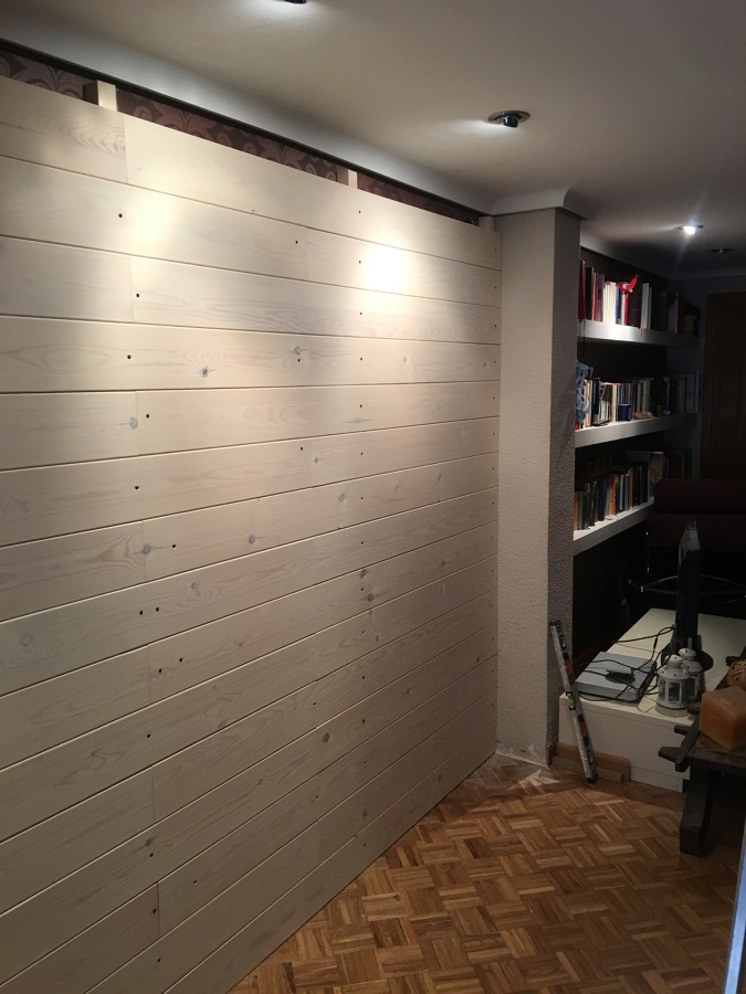 PARED DE LISTONES DE MADERA