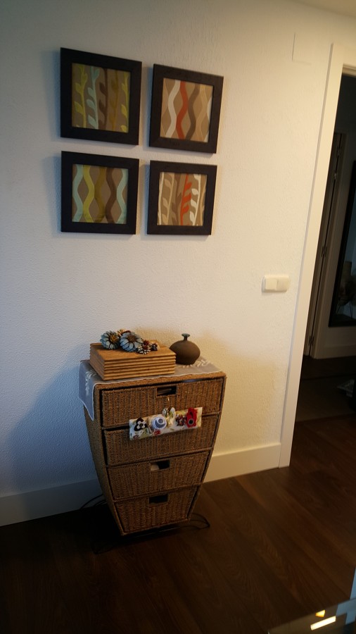 PARED DECORADA CON MUEBLES PROPIOS