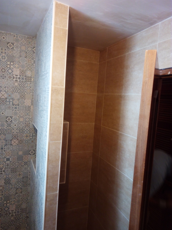 Pared divisoria entre ducha y mueble.