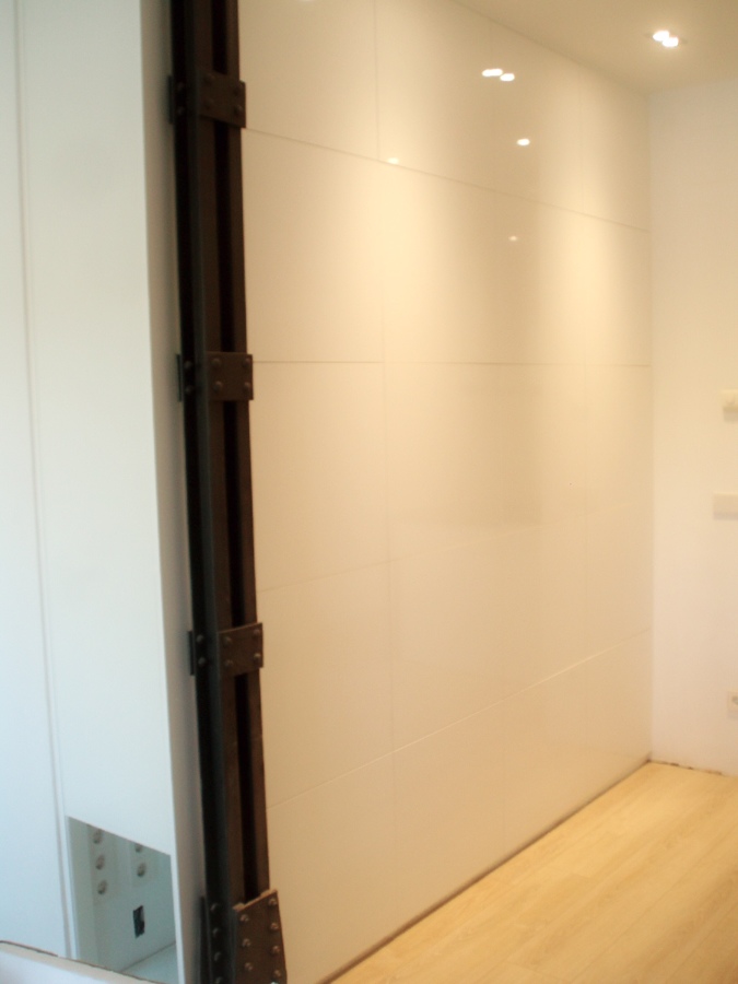 Pared transición al salón con viga recuperdada