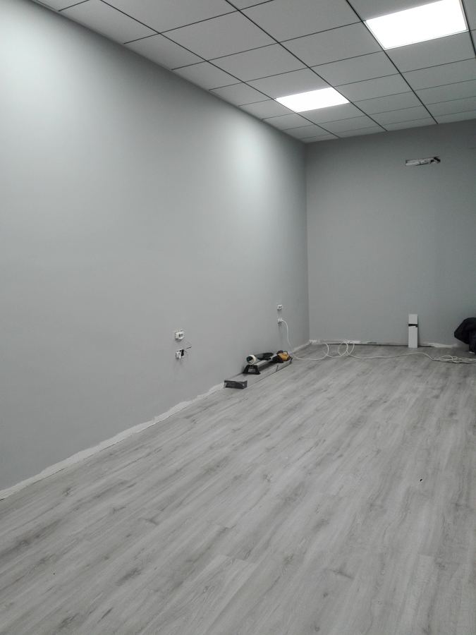 paredes, techos y tarima en oficinas