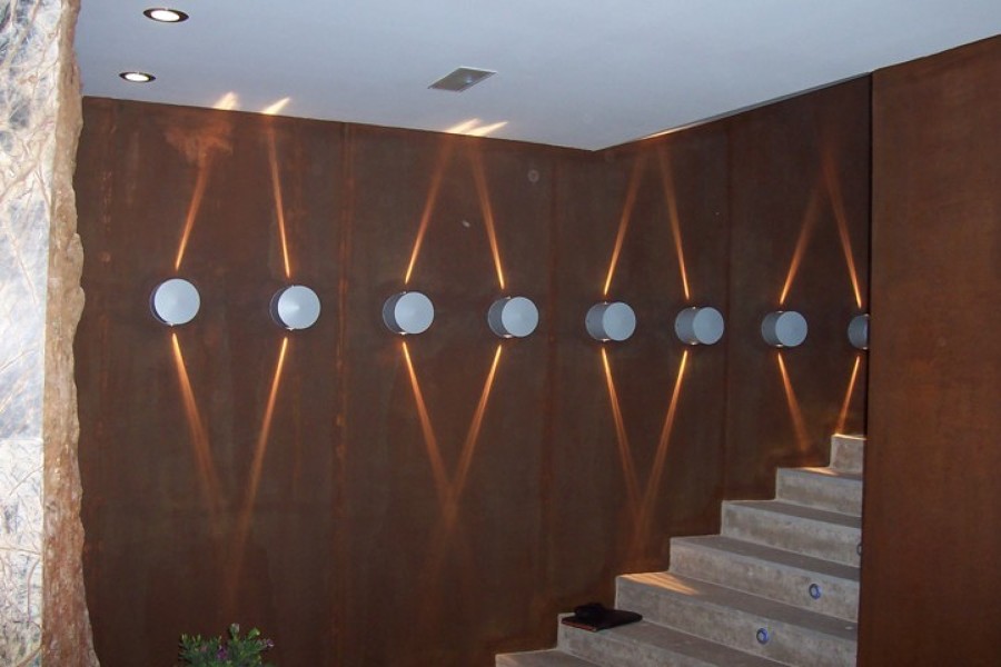 Paret en acero corten en sala de fiestas