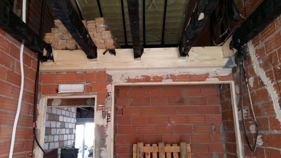 Parte de la estructura de madera del altillo