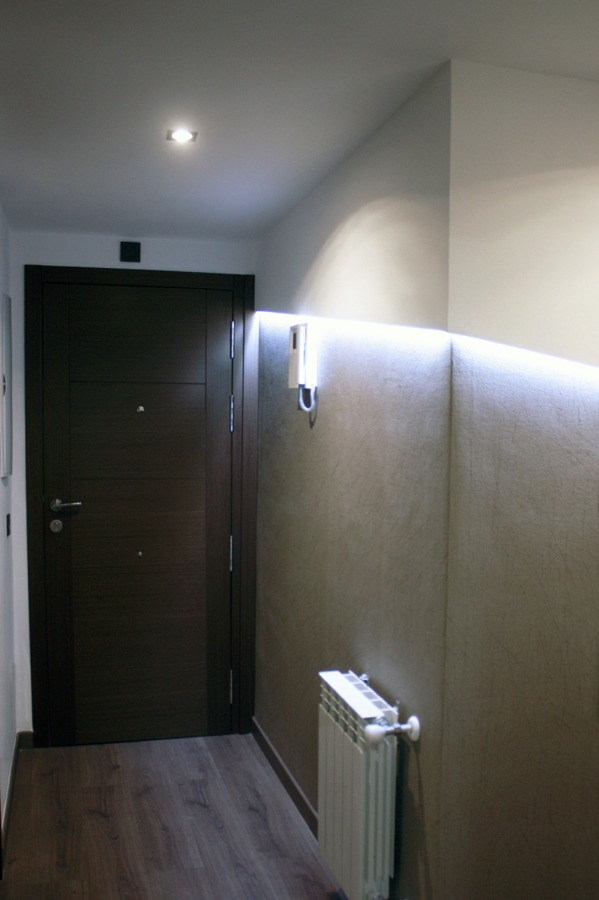 Foto: pasillo con iluminación indirecta de grupoias. servicios ...