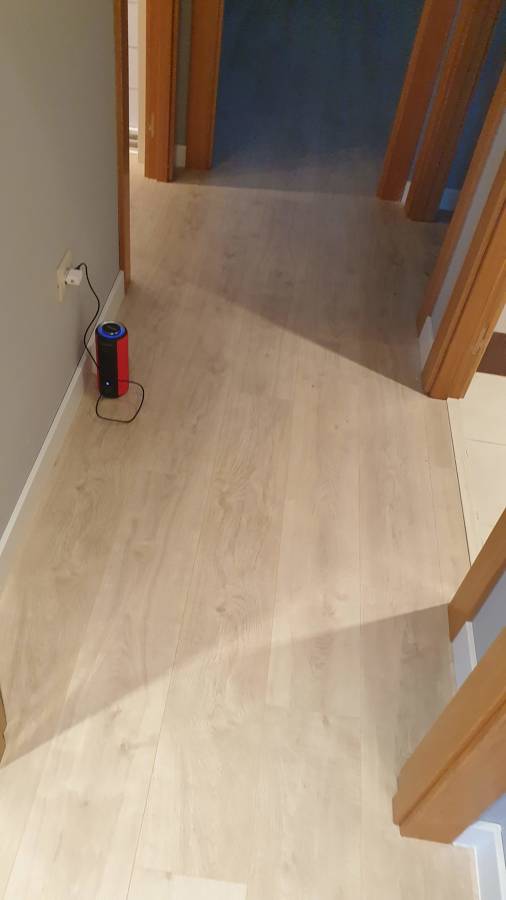 Pasillo terminado suelo y rodapié.