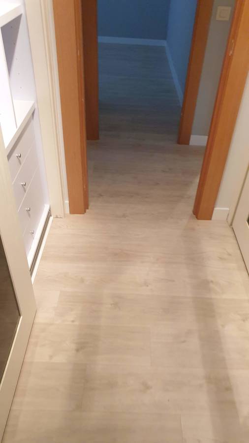 Pasillo terminado suelo y rodapié.