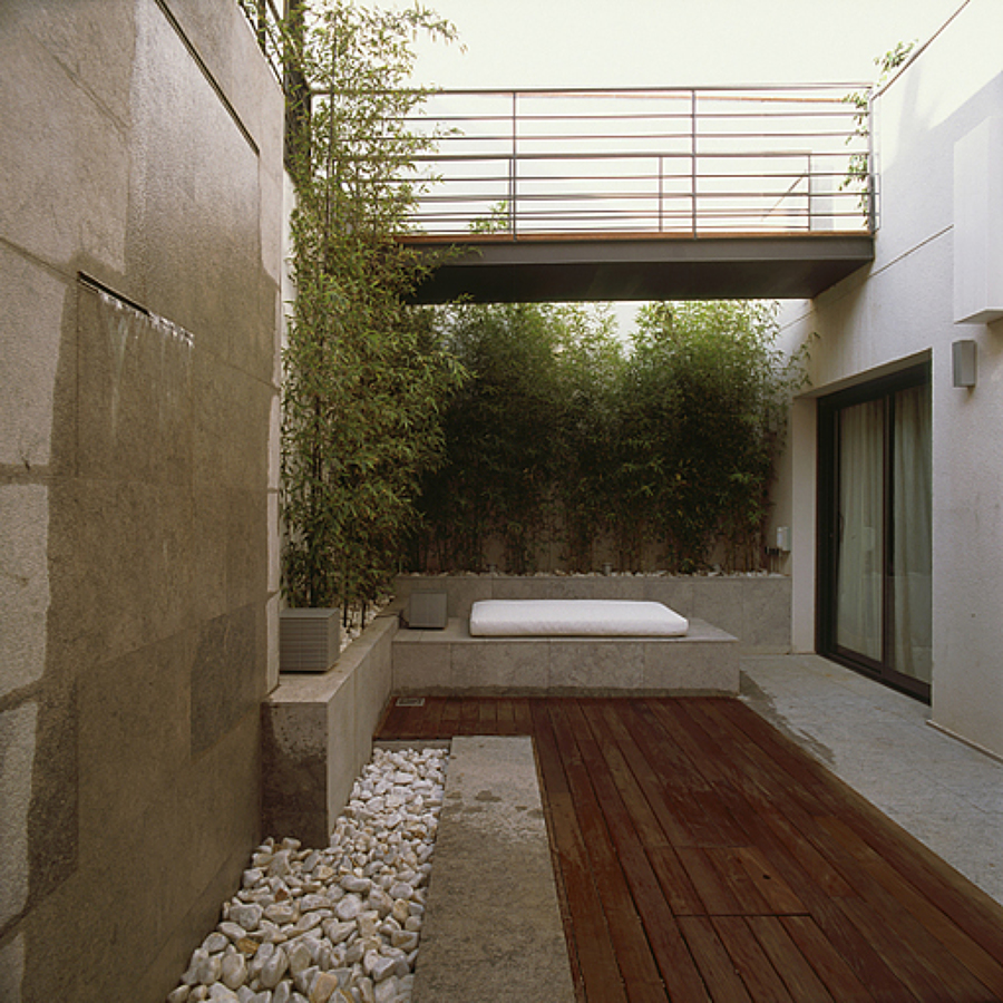 Patio en planta baja: un momento de reflexión 