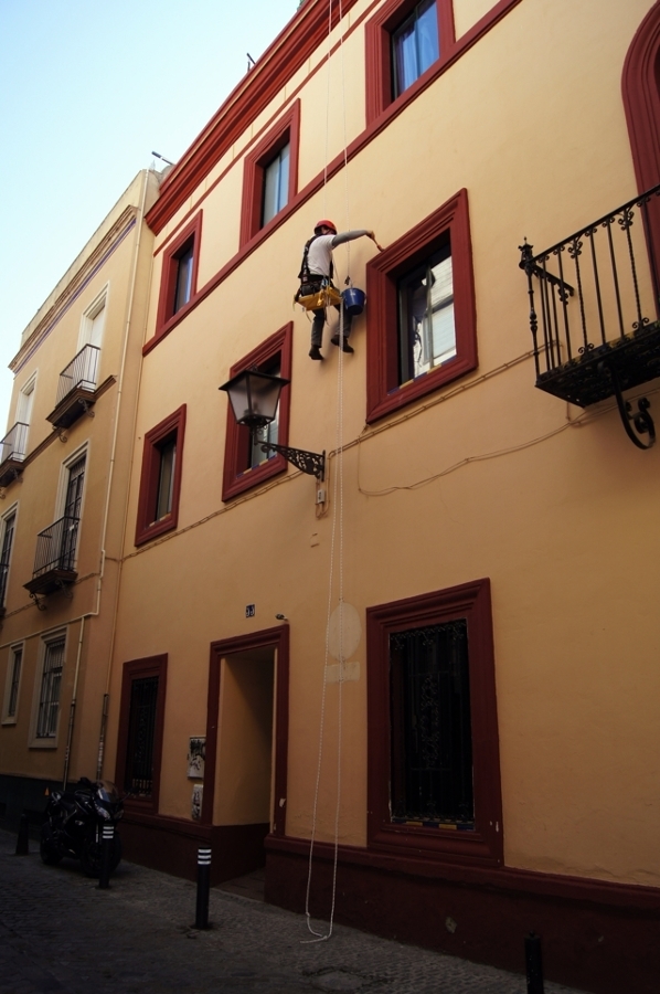 Patios y fachadas de Pension Redes