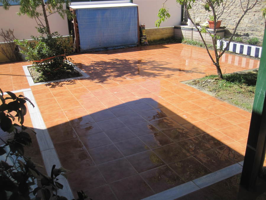 Pavimento de gres con cenefa y jardineras