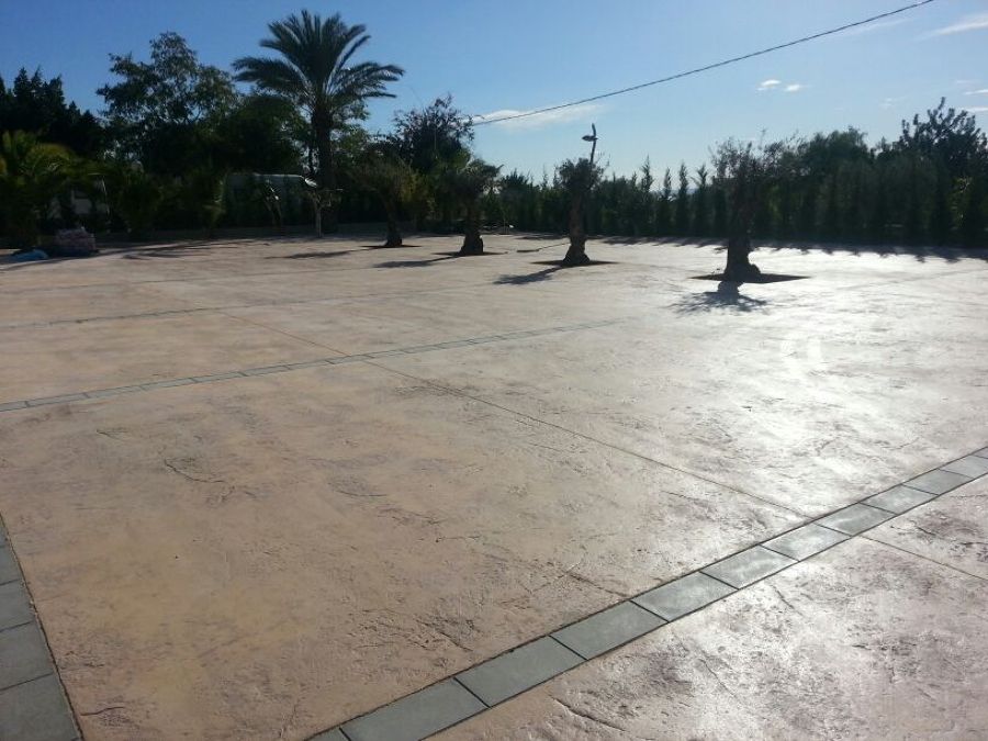 Pavimento exterior realizado mediante hormigón impreso