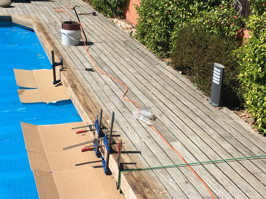 Pegado de borde de piscina suelto de la estructura