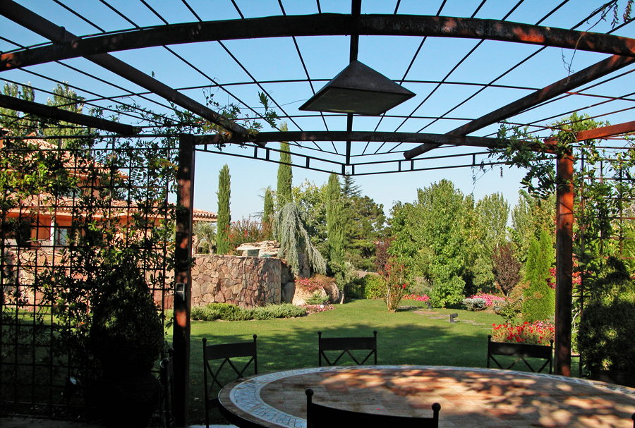 pérgola jardín mesa forja