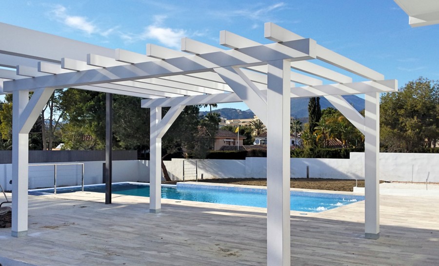 Pérgola lacada