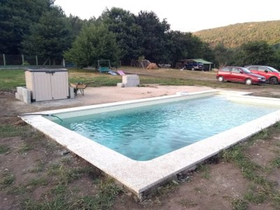 piscina con corona de granito.