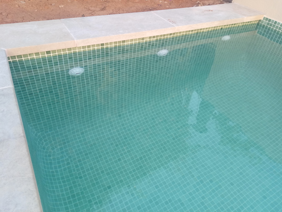 Piscina recién llenada.
