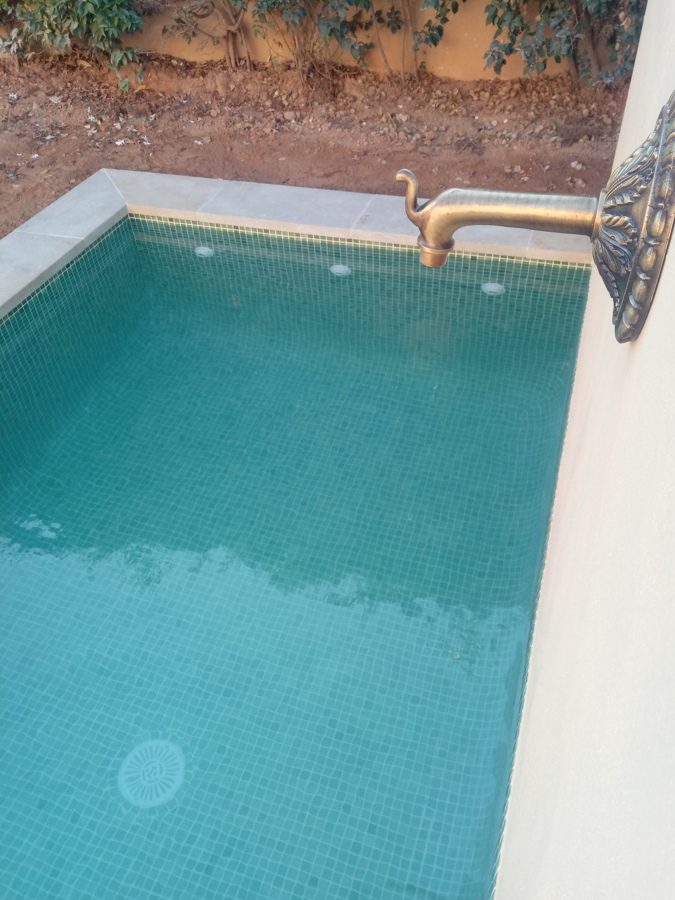 Piscina recién llenada.