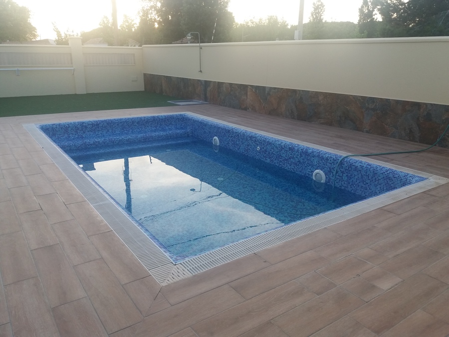 Piscina y alrededores