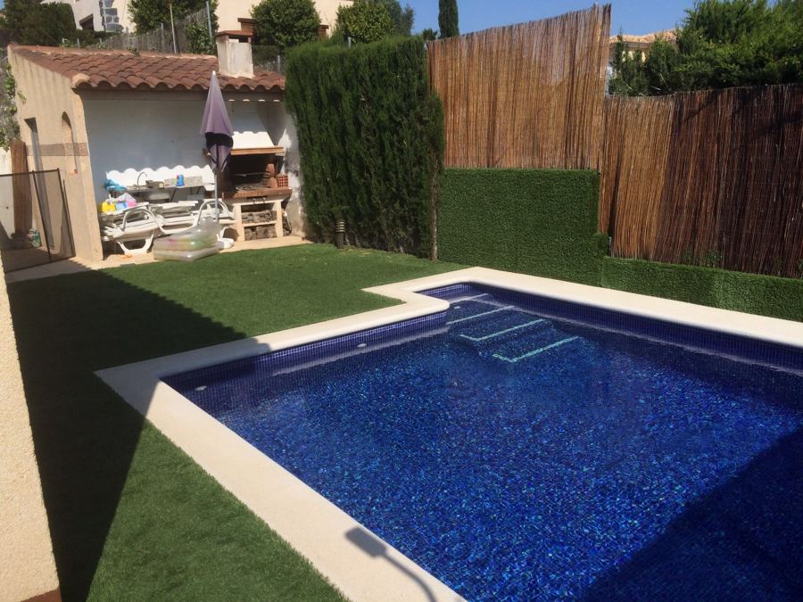 piscina y escalera
