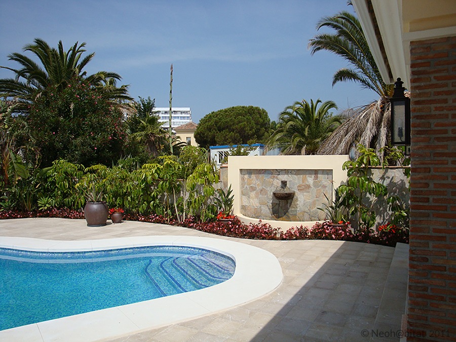 Piscina y Terraza en Vivienda Ampliada en Marbella