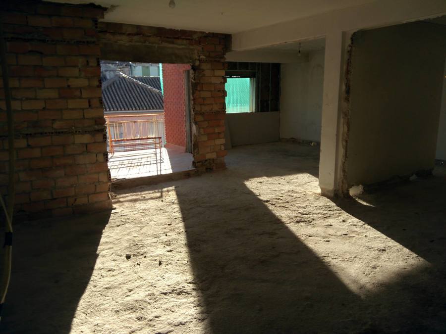Piso limpio y demolido.