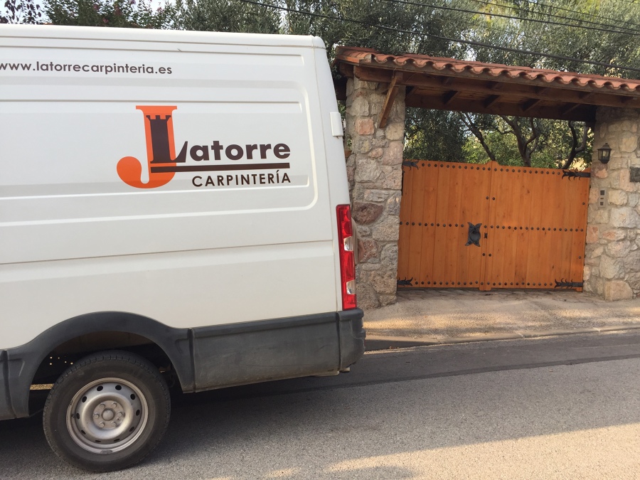 PORTON EXTERIOR DE MADERA DE PINO