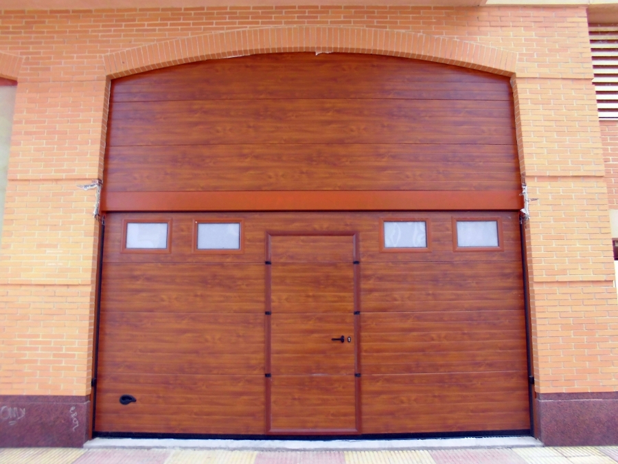 Conjunto de Puerta Seccional con Peatonal Integrada y Dintel a Juego