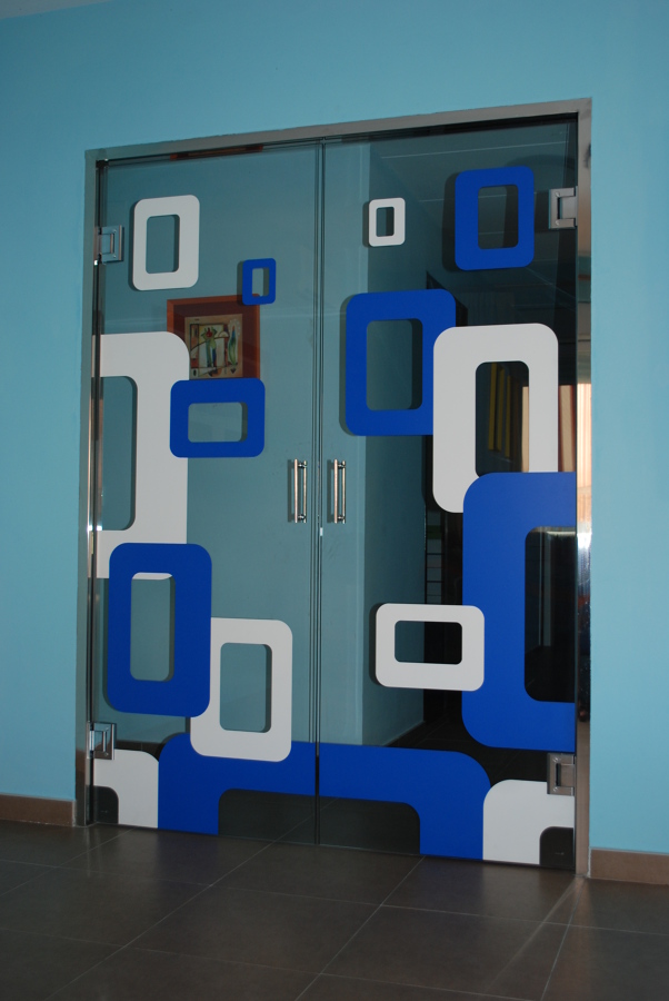 Puerta abatible de vidrio