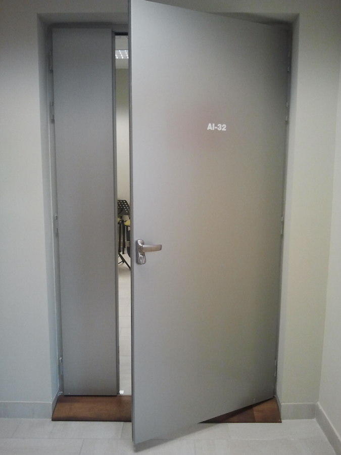 Puerta acústica, sala polivalente