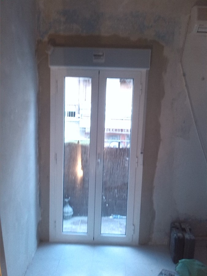 Puerta con persiana abatible perfil aluminio , con obra de albañileria