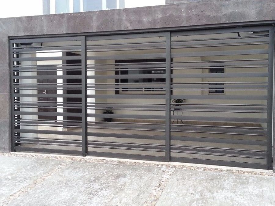 Puerta corredera para vivienda.