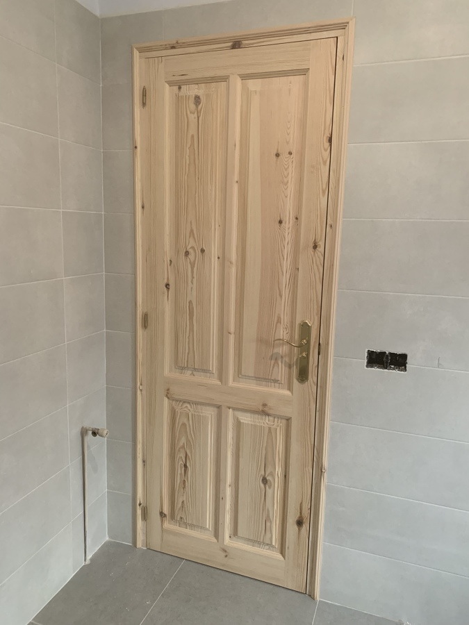 Puerta de 4 plafones moldurados ya instalada