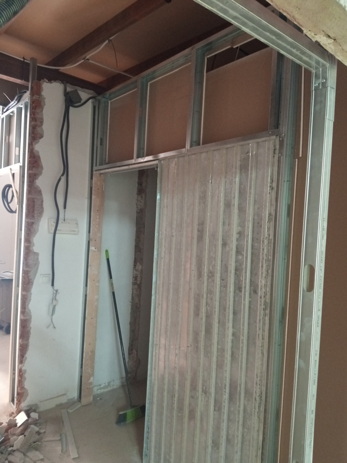 puerta de aseo en construcción con pladur