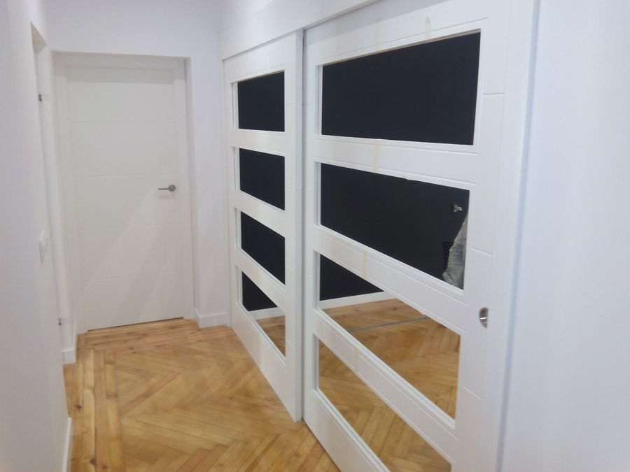 Puerta de cocina y pasillo