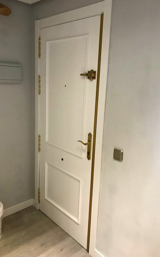 Puerta de entrada lacada en banco.