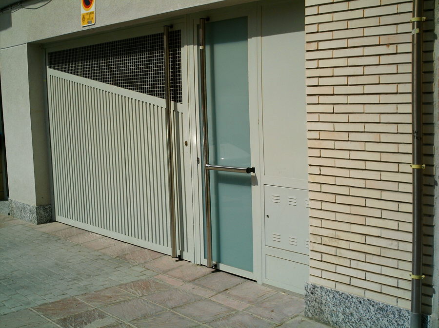 Foto: Puerta de Garaje y Peatonal de Rovifer #873535 - Habitissimo