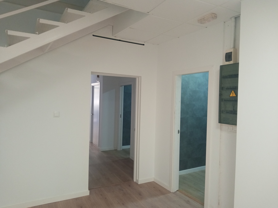 puerta del salón grande con el pasillo y aseos.
