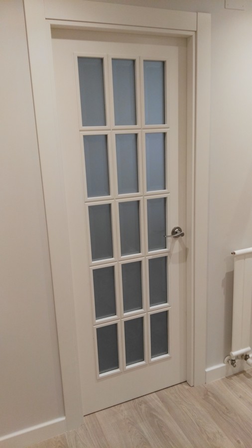 Puerta en blanco satinado, con cristalera viselada
