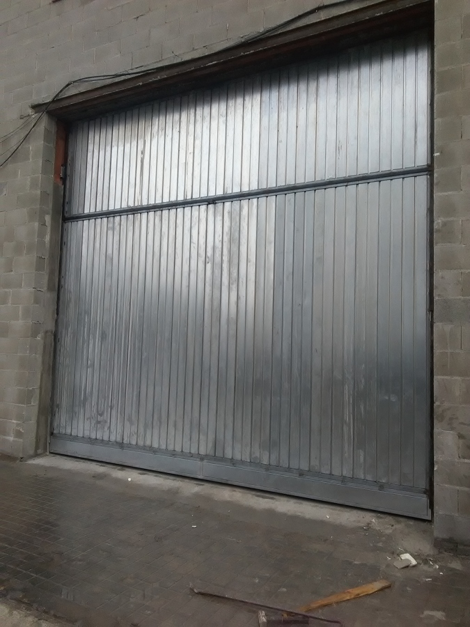 Puerta exterior acceso nave batiente galvanizada