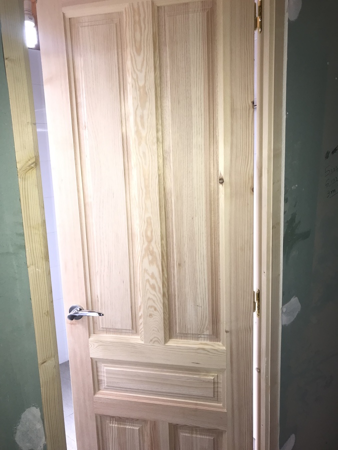 Puerta nueva montada en pared de pladur