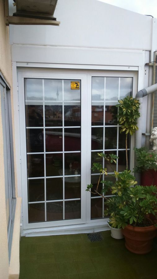Puerta perfil aluminio europeo abatible  con barrotillos