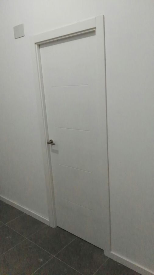 Puerta ranurada blanca