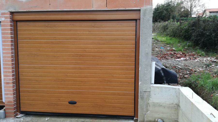 Puerta seccional color madera clara con veteado