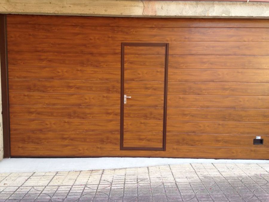 puerta seccional con peatonal, imitación madera