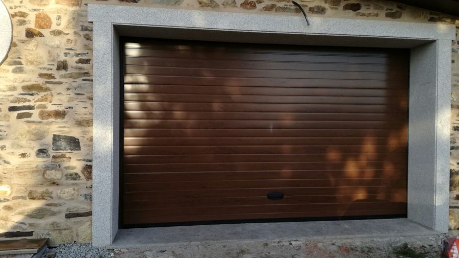 Puerta seccional en color madera oscura con veteado