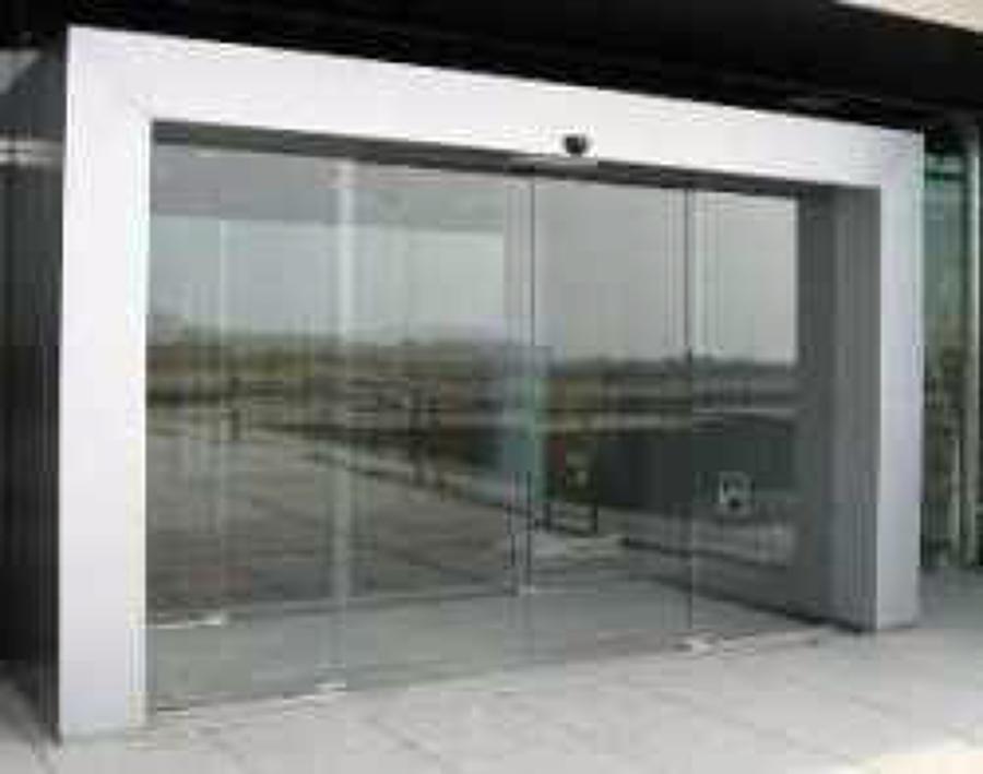 Puerta totalmente en cristal y marco de aluminio