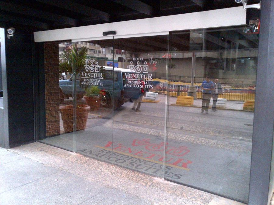 Puerta totalmente en cristal