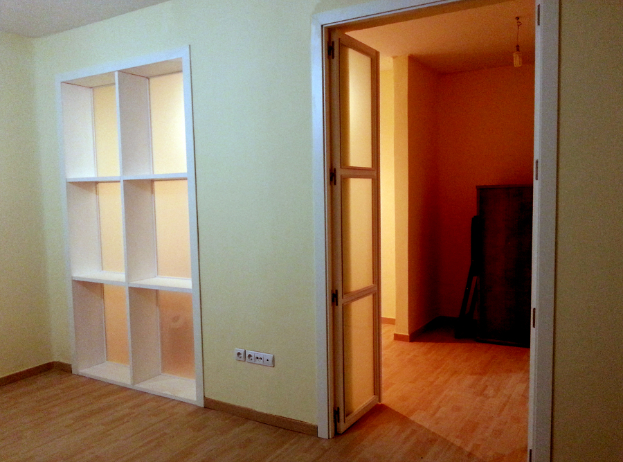 Puerta y estantería de separación de salas 1