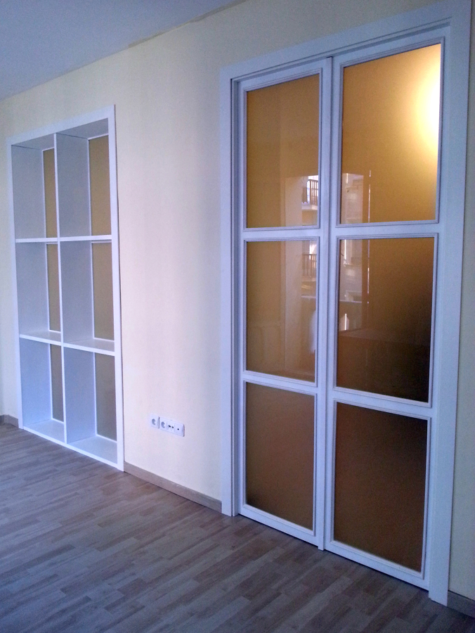 Puerta y estantería de separación de salas 2